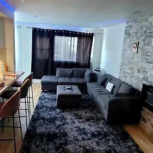 Luxurious 2 Bedrooms With In Homestay Montreal